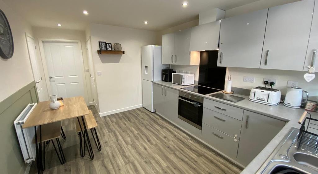 Image showing the kitchen and dining area at Milton Road, Wakefield.