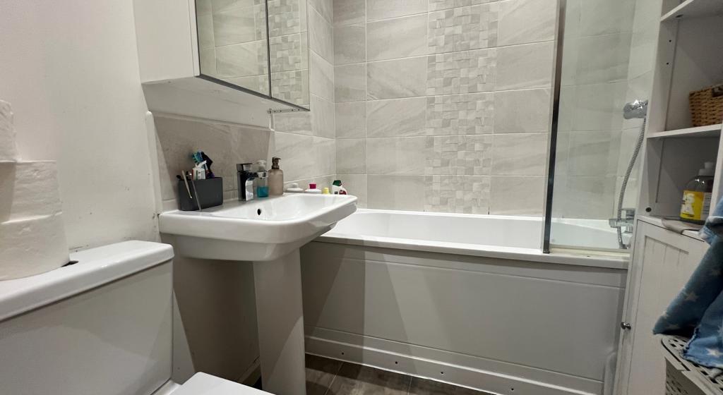 Image showing the bathroom at 63 Bellamy Street, Castleford.